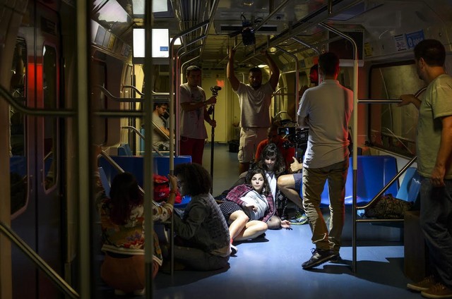 Malhação! Gabriela Medvedovski grava cena em que está dando a luz em metrô de São Paulo