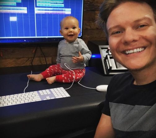 Michel Teló é surpreendido com visita da filha em estúdio: “E o tanto que eu te amo, filha?!”