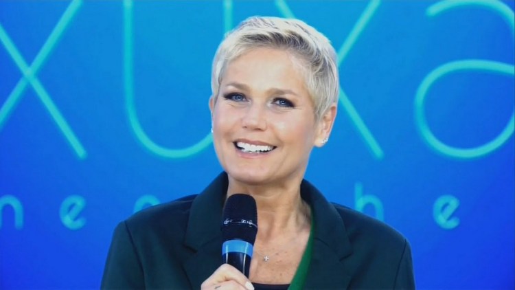 Xuxa volta das férias e faz tour por programas da Record