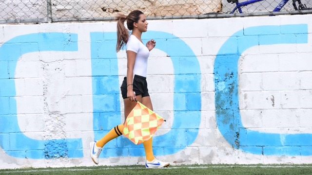 Bandeirinha vetada no “BBB” atrai olhares de jogadores: “Não me acho sexy”