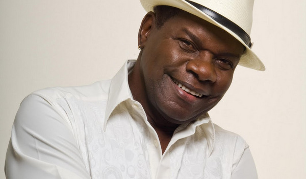 Ex-namorado de Emílio Santiago briga com a família do cantor por herança de R$ 10 milhões