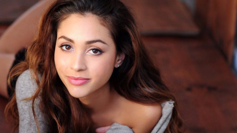 Atriz de “The 100” vem ao Brasil junto com Eleven de “Stranger Things”