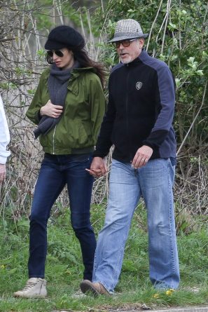 À espera do primeiro filho, George Clooney e Amal Alamuddin passeiam juntos a beira do rio Tâmisa
