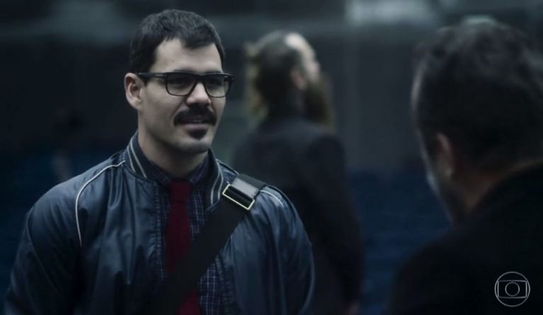 Globo escala Juliano Cazarré para nova novela das 21h