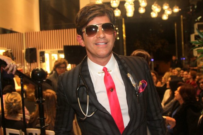 Fotos sem roupa do apresentador Dr. Rey vazam na internet