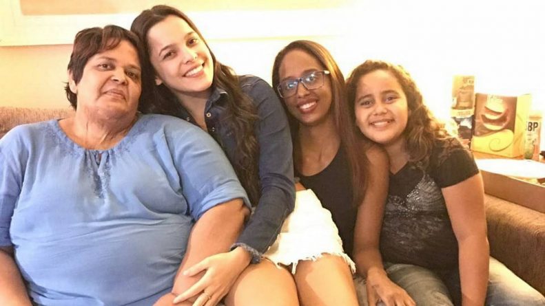 Emilly recebe fã que gastou R$ 1,2 mil para ela vencer o “BBB 17”