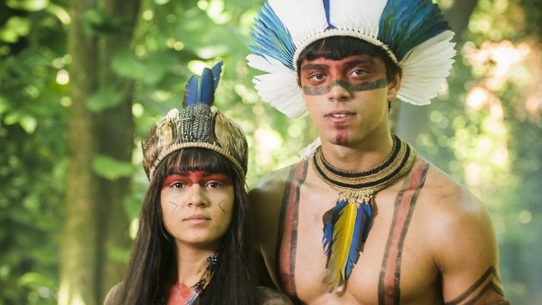 Atores de “Novo Mundo” gravam cenas de beijo em praia de nudismo