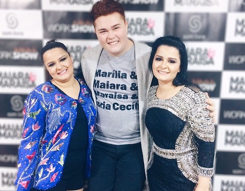 Maiara e Maraisa recebem blogueiro Charlles Robert em show