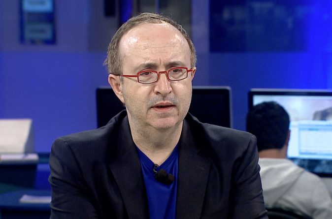 Reinaldo Azevedo estreia programa ao vivo em canais online da RedeTV!