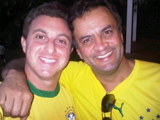 Luciano Huck apaga fotos com Aécio Neves em rede social e revolta fãs