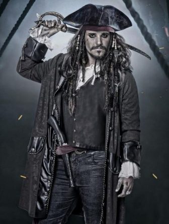 Bruno Gagliasso promove lançamento de filme fantasiado de Jack Sparrow