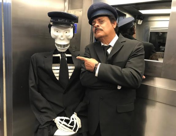 “Caveira” ataca elevador de “Menina Fantasma” em nova “Pegadinha” com Carlinhos Aguiar no “Programa Silvio Santos”