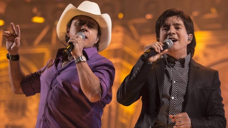 Show gratuito de Chitãozinho e Xororó reúne menos de 100 pessoas
