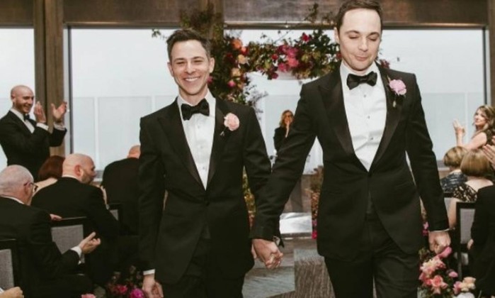 Jim Parsons é homenageado por colegas após casamento com Todd Spiewak