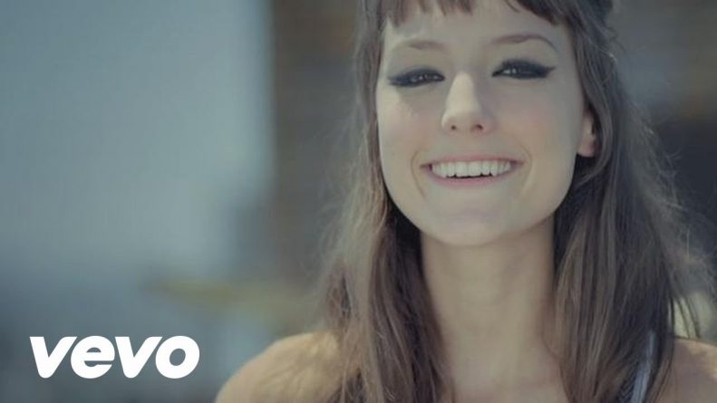 Mallu Magalhães lança novo clipe; cantora é acusada de racismo