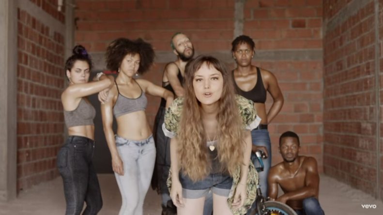 Após ser acusada de racismo, Mallu Magalhães pede desculpas: “tristeza enorme”