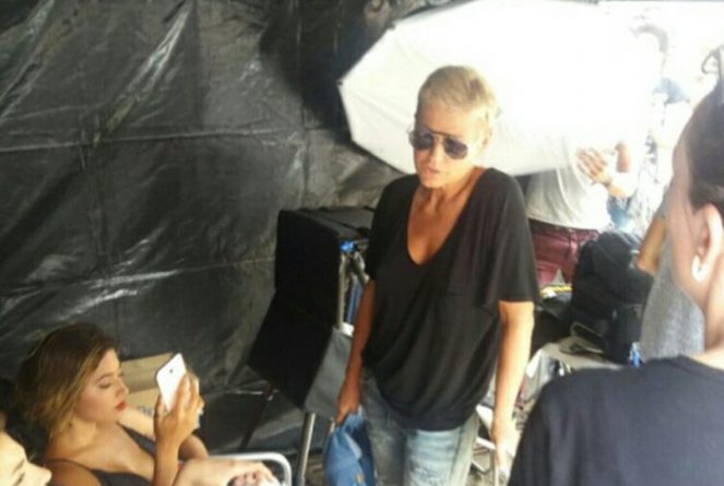 Xuxa Meneghel acompanha Sasha nos bastidores de ensaio, em Salvador
