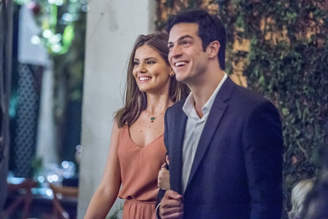 “Pega Pega”: Mesmo magoada, Luíza não resiste a Eric e os dois se beijam