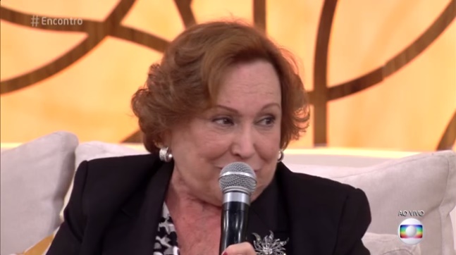 Atriz Nicette Bruno emociona em discurso contra a homofobia