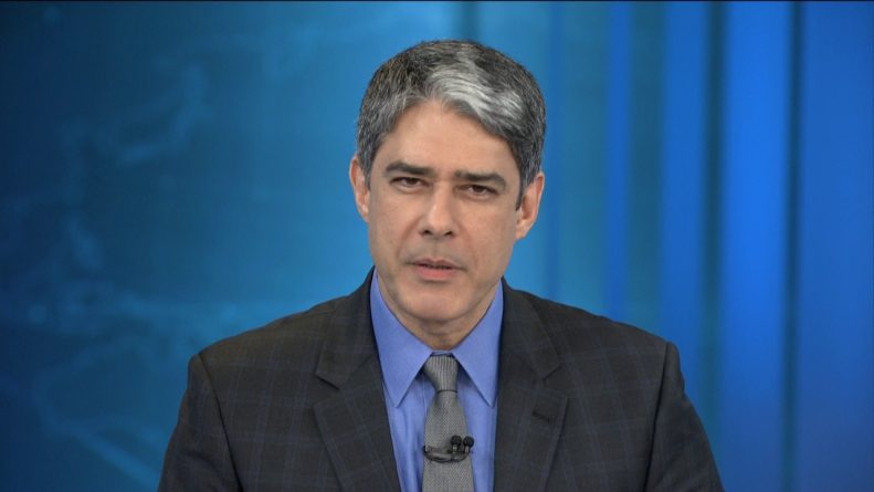 Bonner volta ao “Jornal Nacional” de bota e muletas na próxima segunda (11)