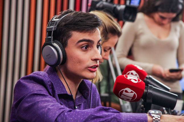 Dudu Camargo é destaque em balada com humoristas do “Pânico”