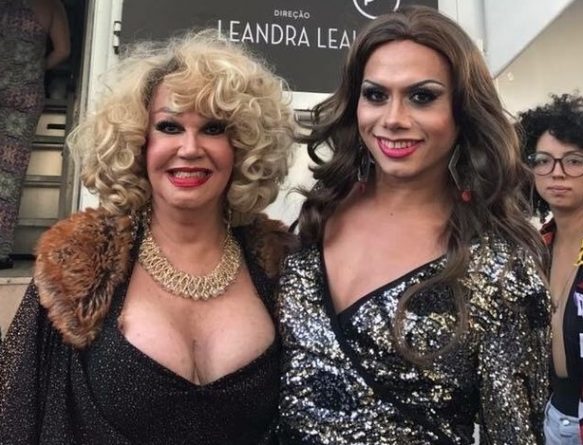 Dupla de “A Força do Querer” aparece em trio da Parada Gay