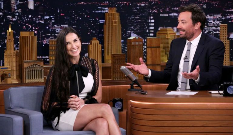 Demi Moore perde dois dentes e revela reação inusitada das filhas
