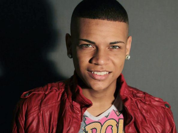 MC Duduzinho foge de fotos com a namorada por fãs