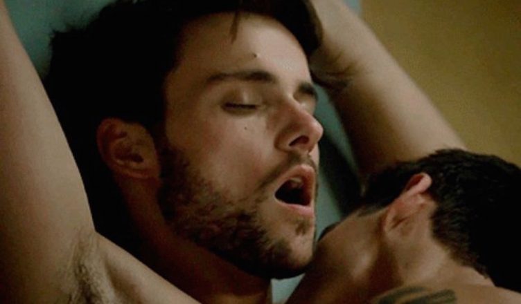 Globo corta cenas do casal gay de “Lições de um Crime” e revolta fãs