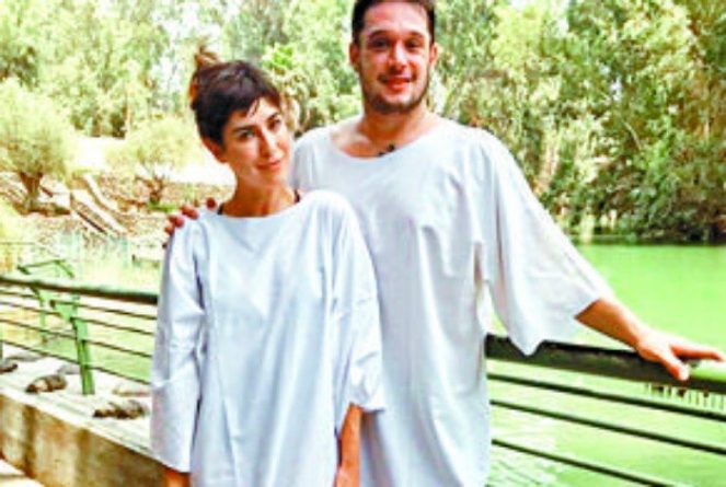 Fernanda Paes Leme é batizada no Rio Jordão