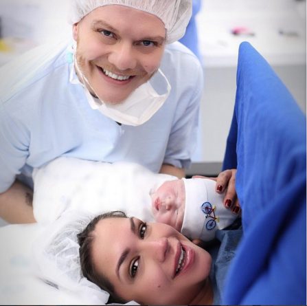 Nasce Teodoro, segundo filho de Michel Teló e Thais Fersoza