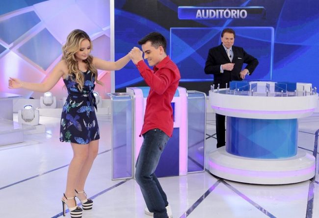 Larissa Manoela e Dudu Camargo participam do “Programa Silvio Santos” deste domingo (20)