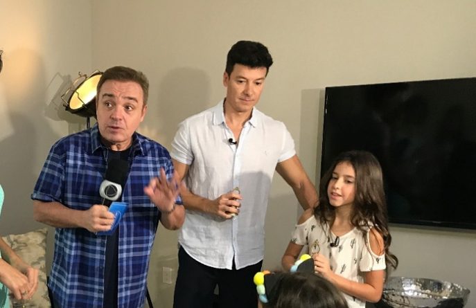 Rodrigo Faro abre sua casa dos Estados Unidos para Gugu Liberato