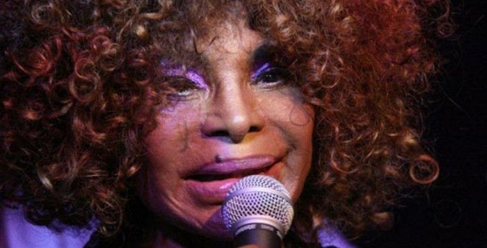 Elza Soares passa por susto durante voo para Nova York