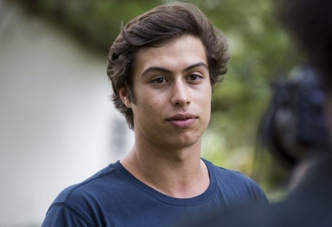 Francisco Vitti foge de integrantes de programa