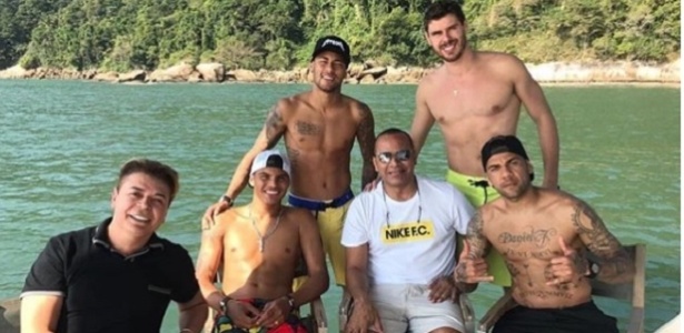 Neymar reúne amigos em iate avaliado em R$ 15 milhões