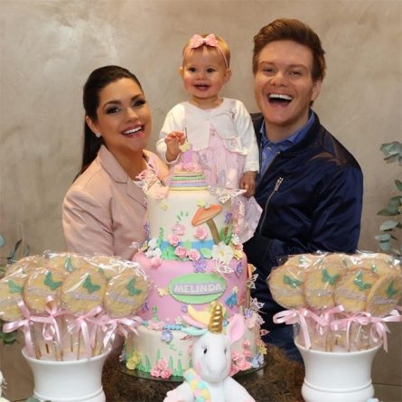 Michel Teló e Thais Fersoza comemora primeiro ano de Melinda