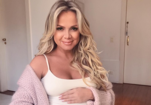 Eliana faz a primeira aparição pública após o nascimento da filha