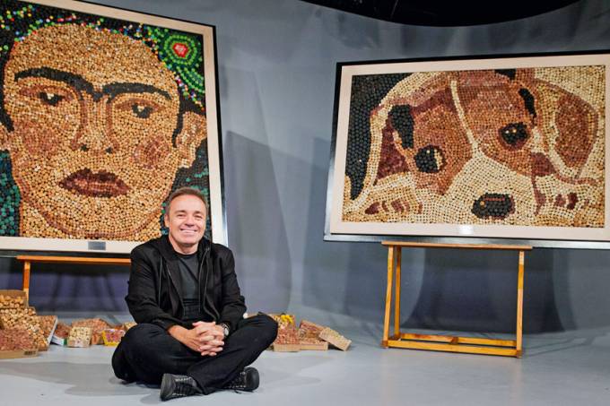 Gugu Liberato ganha exposição das suas obras de rolhas de garrafas