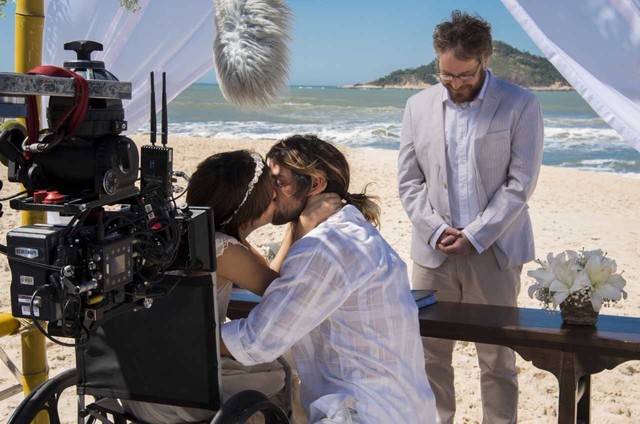 Globo grava cena de casamento entre Julia Dalavia e Felipe Simas