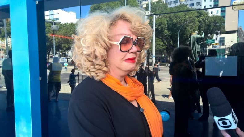 Amigas jogam purpurina no corpo de Rogéria durante velório