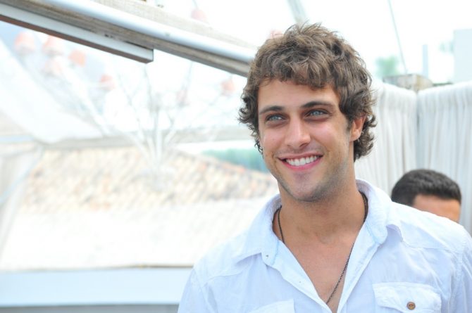 Ronny Kriwat assina com a Record