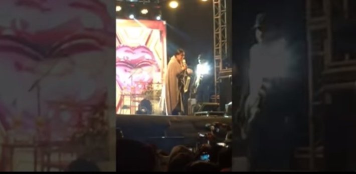 Simone usa cobertor durante show no Paraná