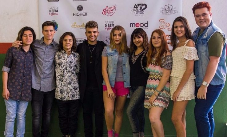 Elenco de novela infantil do SBT e blogueiro participam de evento beneficente