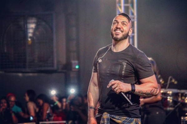 Belo deixa casa de madrugada após atrasar aluguéis