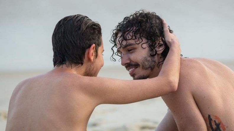 Sem camisa, Carol Duarte grava últimas cenas de “A Força do Querer”