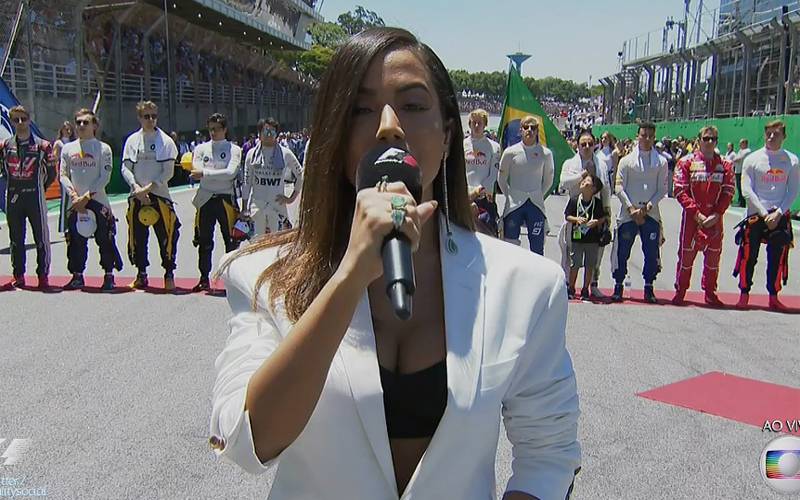 Saiba quanto Anitta ganhou para cantar o hino nacional no GP Brasil