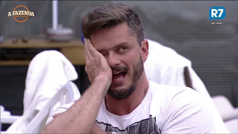 Confinado na “Fazenda”, Marcos Harter perde audiência na Justiça