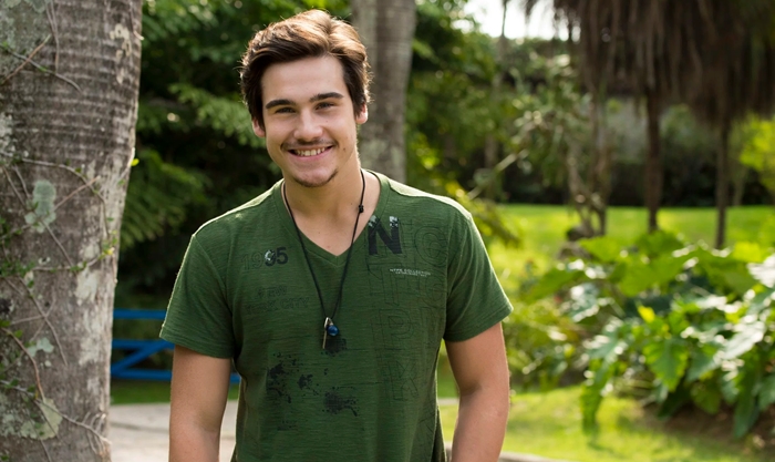 Nicolas Prattes marca encontro com fãs na porta da Globo e ninguém aparece