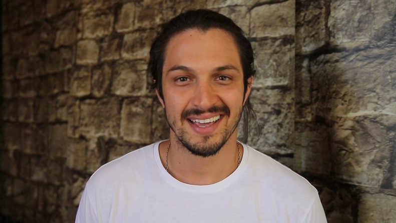 Rômulo Estrela sofre acidente com espada nas gravações de “Deus Salve o Rei”